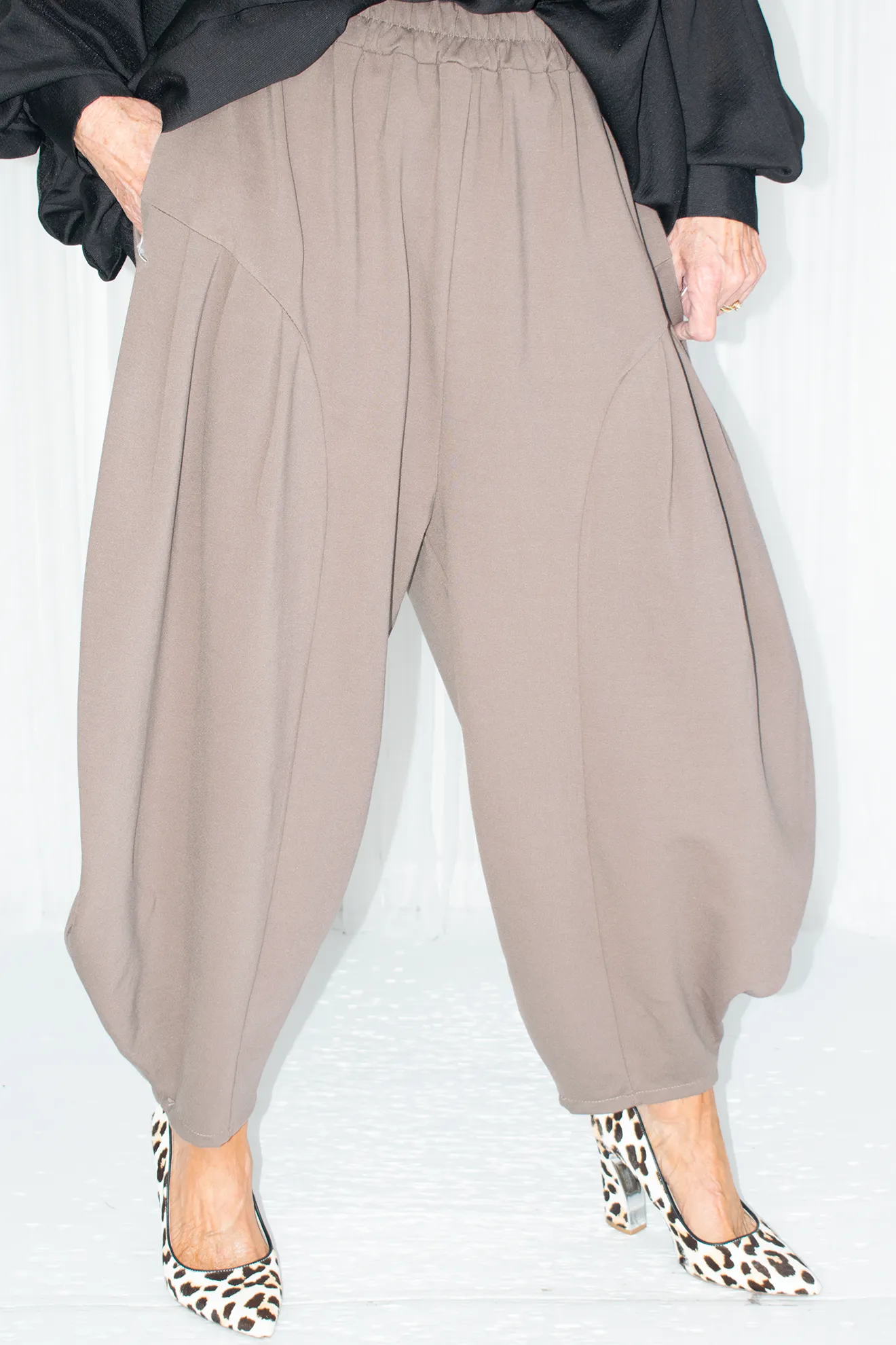 Juniper Pleat Waist Cocoon Trouser in Mocha