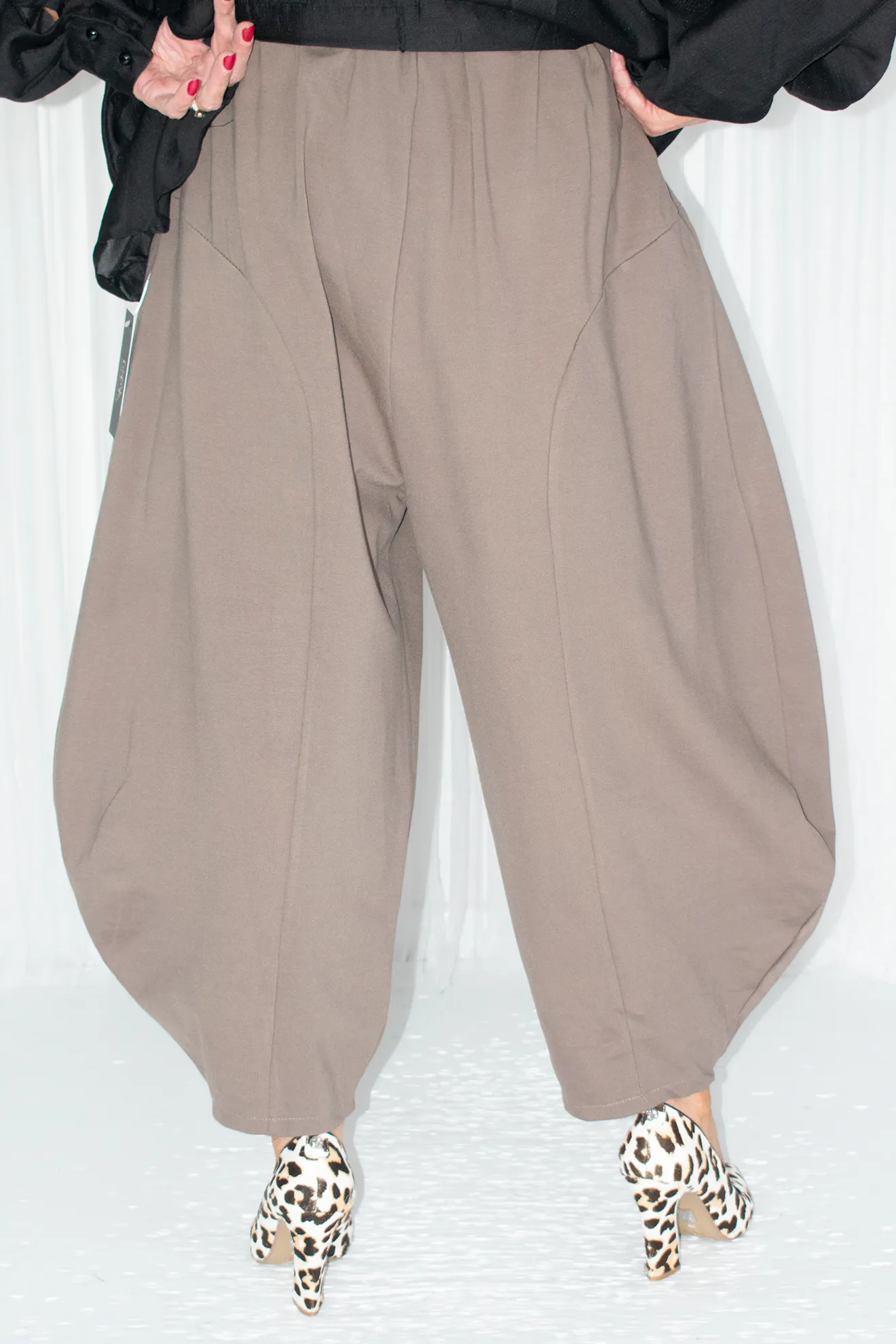 Juniper Pleat Waist Cocoon Trouser in Mocha