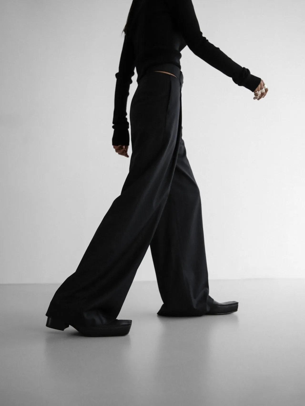 SIDE OPEN PIN-TUCK TROUSERS