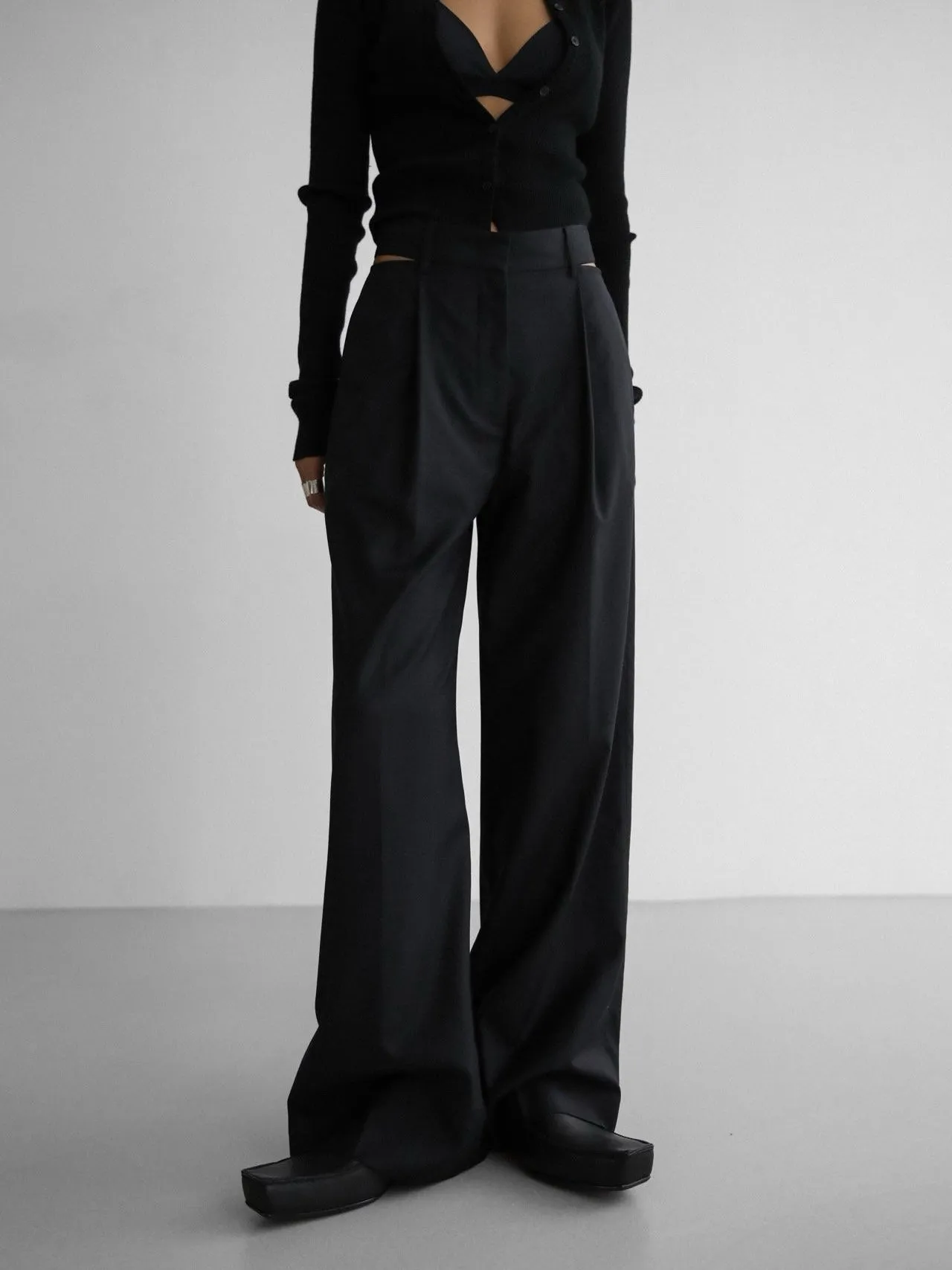 SIDE OPEN PIN-TUCK TROUSERS