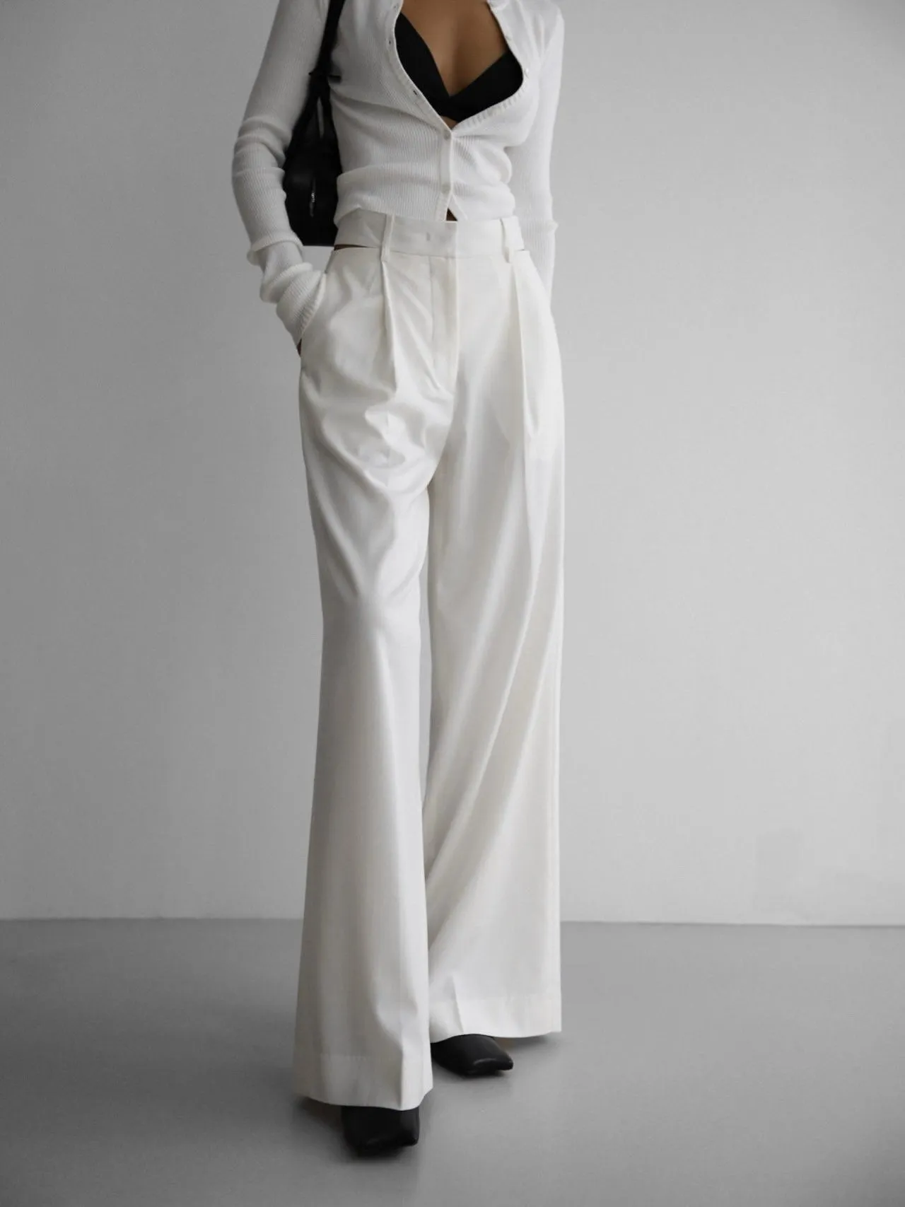 SIDE OPEN PIN-TUCK TROUSERS