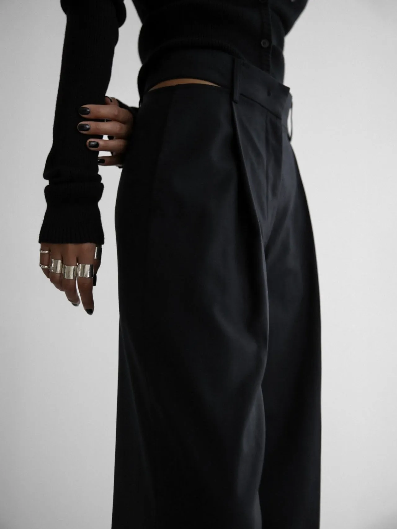 SIDE OPEN PIN-TUCK TROUSERS